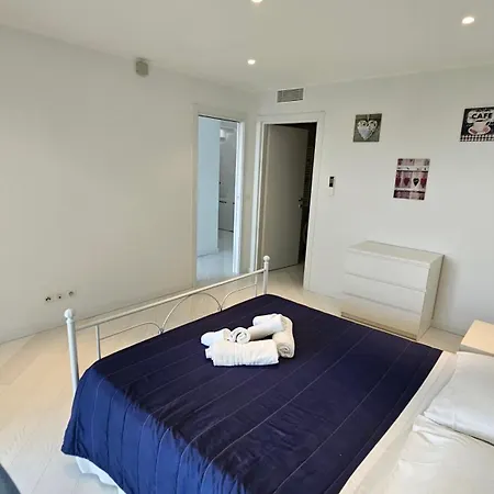 The Blue House, Lovely In The Cote D'azur For 6 People Апартаменты *